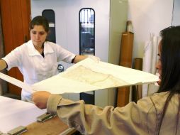 La ECRO y el INAH están encargados de analizar y tratar el lienzo utilizado durante las honras fúnebres de los restos óseos de Cortés. EFE / INAH