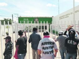 Presionan. Integrantes de la CETEG tomaron la delegación de la PGR y realizaron pintas, lo mismo con el Tribunal Electoral estatal. SUN /