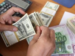 La moneda estadounidense no registra cambios respecto a la jornada de ayer. AFP / ARCHIVO