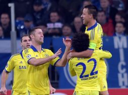 Los jugadores del Chelsea celebran después de anotar gol ante el  Schalke. EFE / F. Gambarini