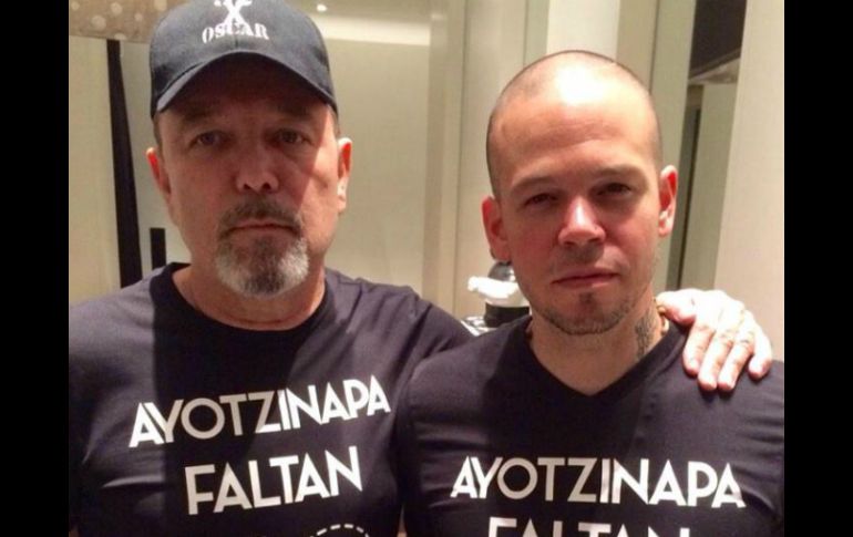 Residente habla sobre los normalistas desaparecidos en los Grammy Latinos y muestra una playera negra con una frase relacionada. FACEBOOK / Calle13 oficial