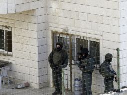 Policías israelíes resguardan la casa de los primos Ghassan y Oday Abu, responsables del ataque a una sinagoga el pasado noviembre 18. AP /  M. Illean