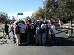 Trabajadores bloquean la Carretera a Tesistán con castillos y material de construcción. TWITTER / @netosimmonsofic