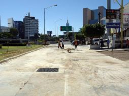 La lateral de la avenida se abrirá a la circulación una vez que el concreto esté en condiciones de soportar la carga vehicular. ESPECIAL / Ayuntamiento de Guadalajara