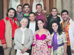 Myriam Vachez Plagnol, secretaria de Cultura de Jalisco, acompañada por el elenco de la ópera 'El elixir de amor'. ESPECIAL /