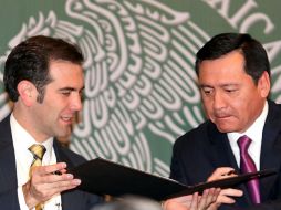 Córdova Vianello y Osorio Chong signan la colaboración. Anuncian una mesa de trabajo sobre la creación de la Clave Única de Identidad. SUN / E. Orea