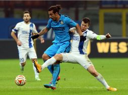 Pablo Daniel Osvaldo (centro), sentenció el duelo ante el Dniepropetrovsk ucraniano, al marcar el segundo gol nerazzurro al minuto 50. EFE / M. Bazzi