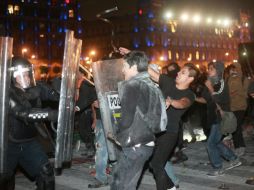 Once jóvenes son detenidos el 20 de Noviembre, en medio de manifestaciones por el caso Iguala. SUN / ARCHIVO