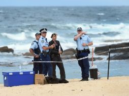 Las autoridades revisan el área donde se encontró el cuerpo en busca de pistas que establezcan una escena del crimen. EFE / W. West