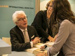 La firma autógrafa de Follet fue requerida decenas de veces en los libros que los lectores le presentaron al autor. EL INFORMADOR / A. Hernández