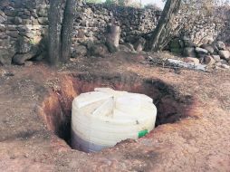 Algunas de las cisternas aseguradas estaban enterradas en el suelo del predio donde ocurrió el hallazgo. ESPECIAL  /
