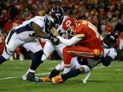 El mariscal de Kansas, Alex Smith, es tacleado por T.J. Ward, Malik Jackson y DeMarcus Ware. AP /  C. Riedel