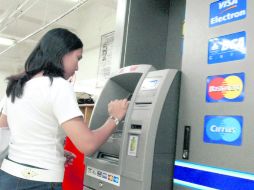 Cajeros automáticos. Los criminales instalan dispositivos que sustraen datos de las bandas magnéticas. NTX / ARCHIVO