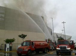 Se observan grandes columnas de humo que salen del lugar del incendio. SUN /