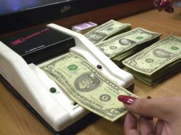 La divisa americana se compra en un mínimo de 13.40 pesos. AP / ARCHIVO