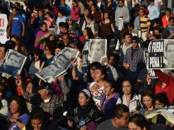 Alrededor de dos mil personas se manifiestan en las calles de la capital duranguense. AFP / Y. Cortez