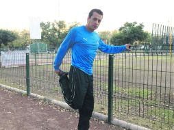Miguel asiste con sus hijas al parque a jugar futbol y a realizar un poco de atletismo. EL INFORMADOR / R. Alarcón