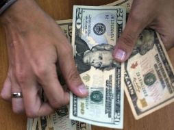 Sigue subiendo el precio del billete verde. AFP / ARCHIVO