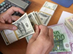 La moneda estadounidense se compra en un mínimo de 13.83 pesos. AFP / ARCHIVO