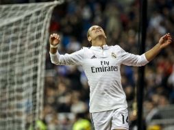 Javier 'Chicharito' Hernández festeja el triunfo ante el Cornellá. EFE / E. Naranjo