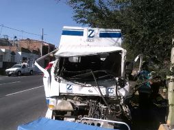 El choque provocó que la carga del camión quedara dispersa por la vialidad. ESPECIAL /
