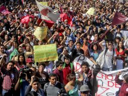 Por la mañana, estudiantes del IPN marcharon en protesta de su compañero detenido. SUN / F. Ramírez