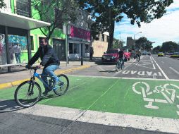 A RESPETARSE. Tanto automovilistas, como peatones y ciclistas deben acostumbrarse a compartir las calles. EL INFORMADOR / F. Atilano