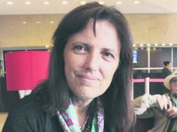 Claudia Piñeiro detalla que apenas le llega una idea, se sienta y comienza a escribir hasta que el relato sale por completo. ESPECIAL / Mar Adentro