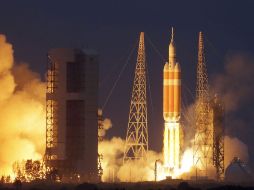 La cápsula Orion al momento de su despegue desde la costa este de Estados Unidos. AP / C. O´Meara