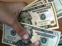 Sigue el incremento del dólar ante el peso. AFP / ARCHIVO