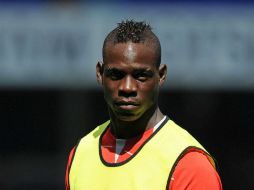 Balotelli trató de criticar el racismo con humor, pero la FA determinó que utilizó estereotipos racistas y antisemitas AFP / ARCHIVO