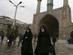 Grupos radicales piden las autoridades que hagan cumplir con rigor a las mujeres el código de vestimenta islámico. AP / ARCHIVO