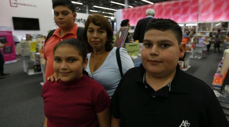 Por tarea y por gusto, esta familia caminó por tres horas en la FIL y gastaron cerca de cien pesos en libros. EL INFORMADOR / A. Hernández