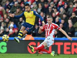 De este modo, Arsenal obtiene su tercer descalabro en patio ajeno y permanece con 23 unidades. AFP / B. Stansall