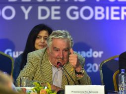 Al finalizar el encuentro se le obsequió al presidente Mujica un libro sobre la zona arqueológica de Chichén Itzá. AFP / R. Buendía