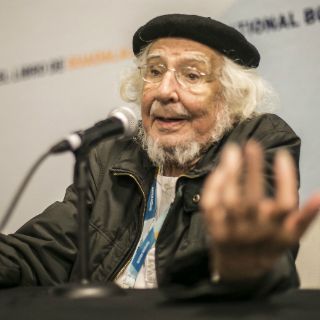 Ovación de pie para Ernesto Cardenal en su presentación