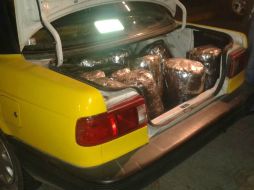 En la cajuela del taxi que circulaba por el centro de Guadajalara, se localizaron 11 paquetes de mariguana. EL INFORMADOR /
