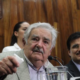 La UdeG otorga al presidente uruguayo la Presea Corazón de León