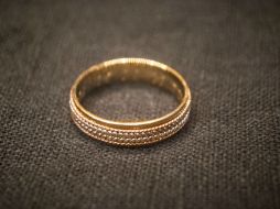 El anillo estuvo 18 meses bajo el mar hasta que fue encontrado por Daniel Roark quien emprendió la campaña para buscar al dueño. FACEBOOK / Daniel Roark