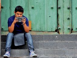 Expertos sugieren que se mida el uso de aparatos electrónicos y que no se usen para mantener a los niños calmados y callados. EL INFORMADOR / ARCHIVO