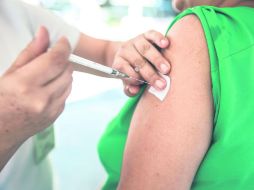 Prevención. La aplicación de la vacuna reduce considerablemente la hospitalización y los casos graves derivados del virus. EL INFORMADOR / A. García