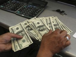 Banxico fija el tipo de cambio para solventar obligaciones en moneda extranjera pagaderas en 14.3674 pesos. AP / ARCHIVO