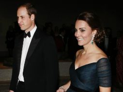 Catalina, embarazada de cinco meses, viste un elegante vestido de noche; Guillermo lleva un esmoquin y corbata. AFP / J. Decrow