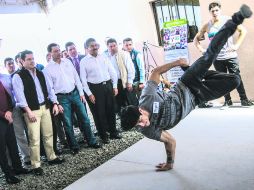 A BAILAR. El secretario de Gobernación visitó el centro Construyendo Futuros que atiende a pobladores de Miravalle. EL INFORMADOR / F. Atilano