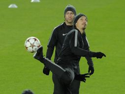 Zlatan Ibrahimovic regresa al Camp Nou, donde formó parte del Pep Team de Guardiola, al igual que el brasileño Maxwell (detrás). AP / M. Fernández