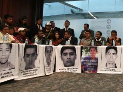 Los padres de los jóvenes continúan en su búsqueda desde el 26 de septiembre. EFE / A. Cruz