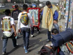 Peregrinos caminan rumbo a la Basílica de Guadalupe, para celebrar a la Virgen en el marco del 484 aniversario de su aparición. SUN / F. Ramírez