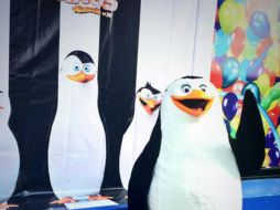 'Rico' uno de los pingüinos protagonistas de la cinta convivió con los pequeños en las instalaciones de Juguetega en Avenida México. TWITTER / @info_EnriqueE