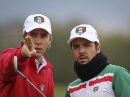 Los dos mexicanos de la PGA Tour en la Copa Latino: el tapatío Carlos Ortiz señalando la estrategia y Oscar Fraustro, atento. FACEBOOK / Golf-Latino