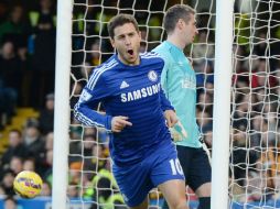 A los seis minutos Eden Hazard pone la ventaja para los suyos con un remate de cabeza. EFE / A. Rain